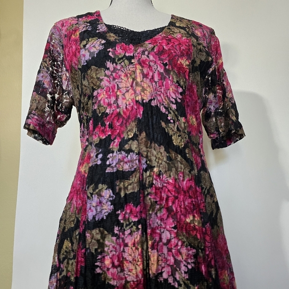 Vintage Nostalgia floral lace dress - Picture 8 of 12